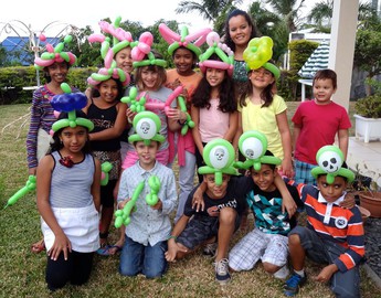 Anniversaire pour enfants à la Réunion David GABRIEL et Sarah Animation pour les spectacles anniversaire pour enfants à la Réunion 974